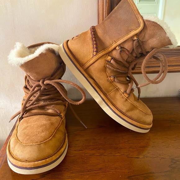 Shoes - UGG “Lodge” boots size 7 (can fit 8!)